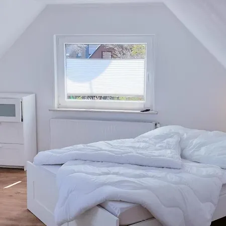 Holiday home Strandallee 8
